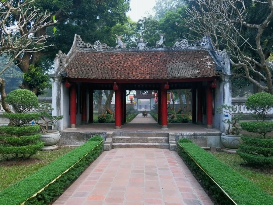 Đại Trung Môn uy nghiêm trong khu di tích lịch sử Văn Miếu Quốc Tử Giám
