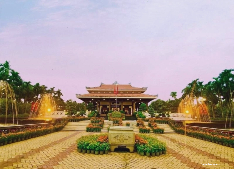 Đài tưởng niệm tại Khu di tích lịch sử Ngã Ba Giồng