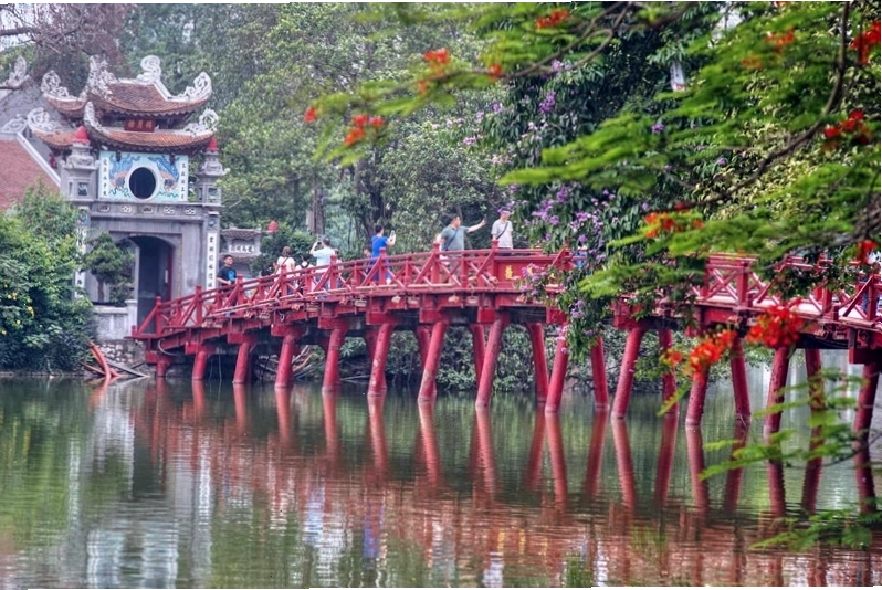 Đền Ngọc Sơn và Cầu Thê Húc soi bóng bên Hồ Gươm