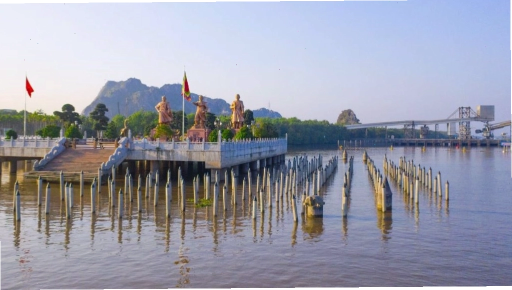 Di tích Bạch Đằng Giang trang nghiêm trong nắng sớm