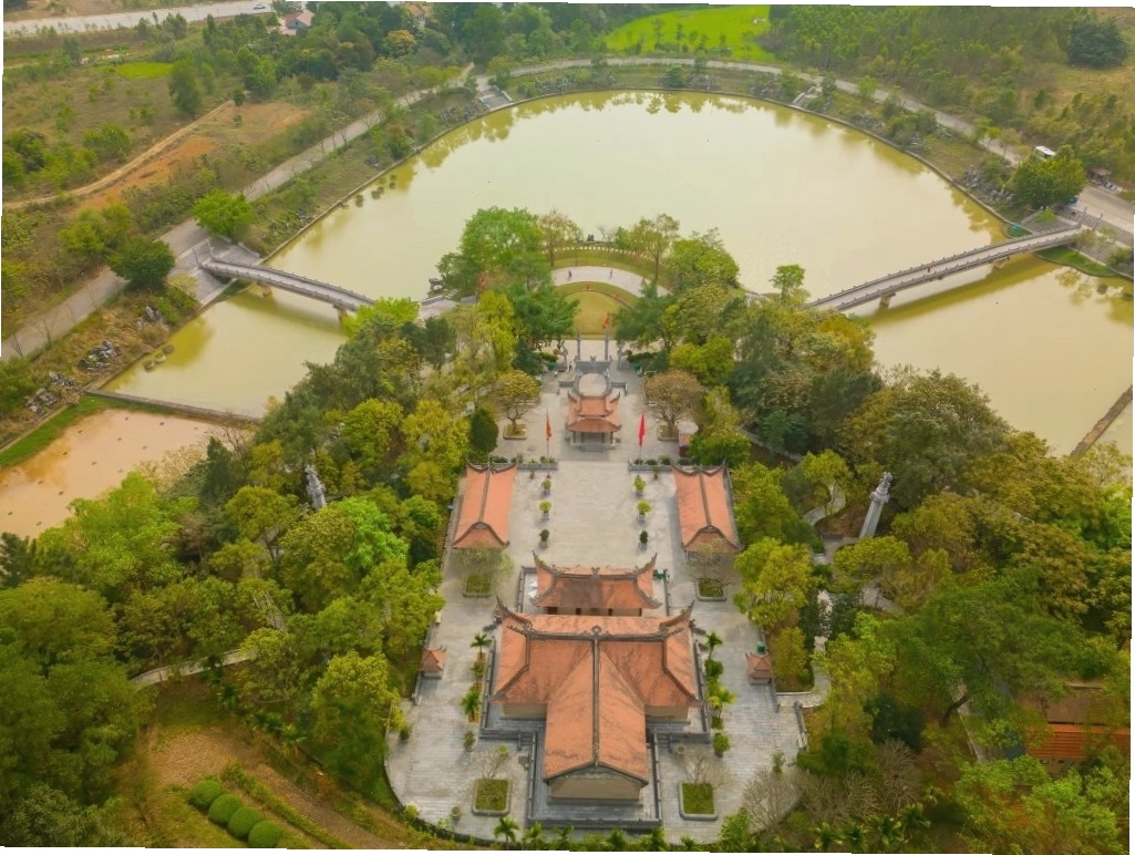 Di tích lịch sử Đền Hùng nhìn từ trên cao với kiến trúc uy nghiêm