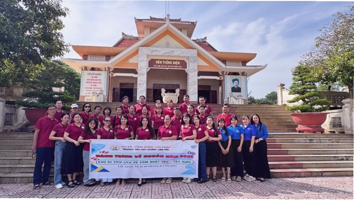 Đoàn đại biểu dâng hương tại Khu di tích Vàm Nhựt Tảo