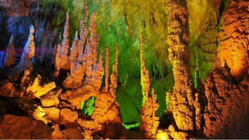 Động Song Long Na Hang