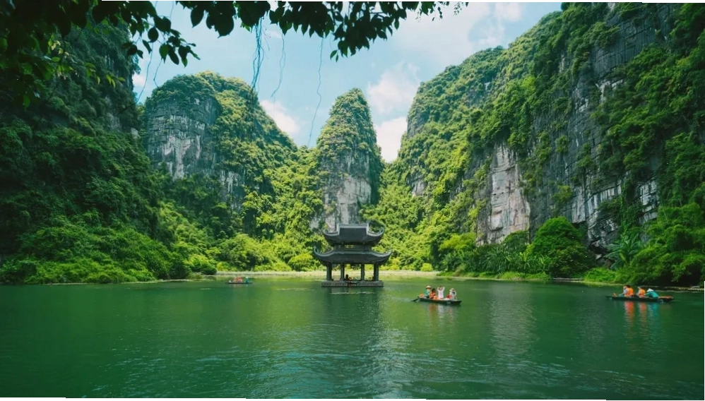 Dòng sông uốn lượn qua các hang động tại Tràng An