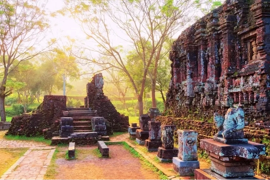 Du khách chụp ảnh lưu niệm tại Mỹ Sơn