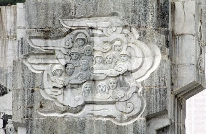 Du khách dâng hương tại khu di tích Truông Bồn