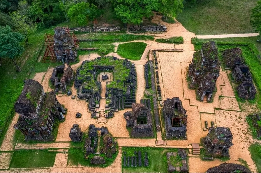 Du khách khám phá các đền tháp tại Thánh địa Mỹ Sơn vào buổi sáng sớm