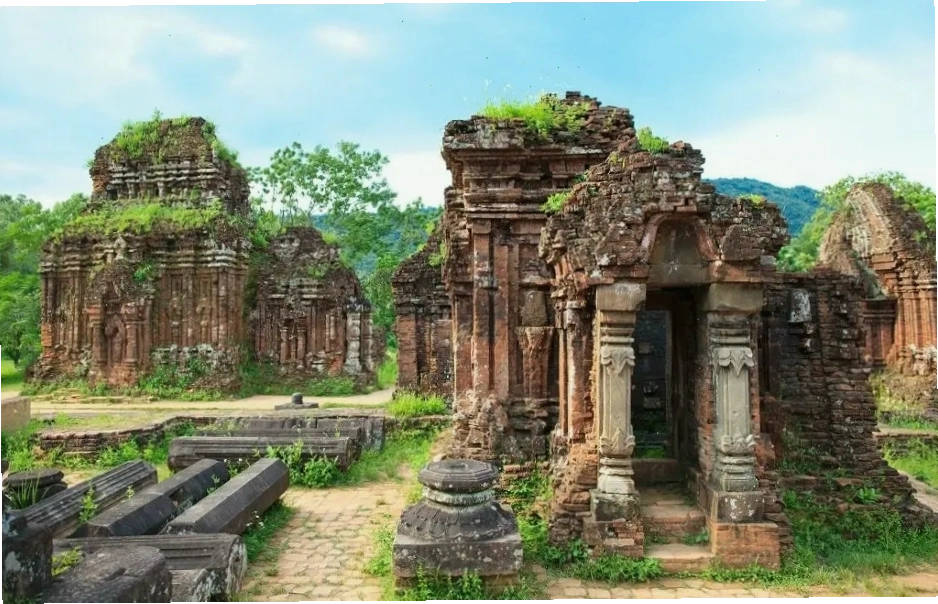 Du khách tham quan di tích Mỹ Sơn