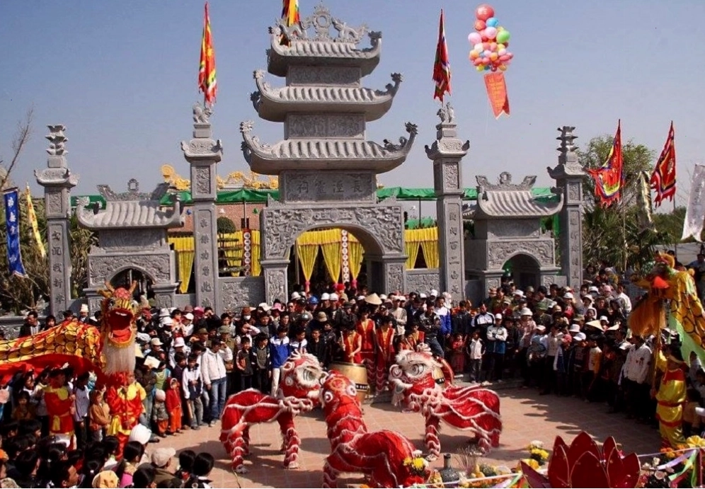 Du khách tham quan Khu di tích Bạch Đằng Giang