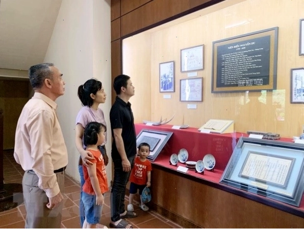 Du khách tham quan Khu di tích Đại thi hào Nguyễn Du tại Hà Tĩnh
