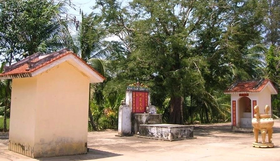 Du khách tham quan Khu di tích Đồng Khởi Bến Tre