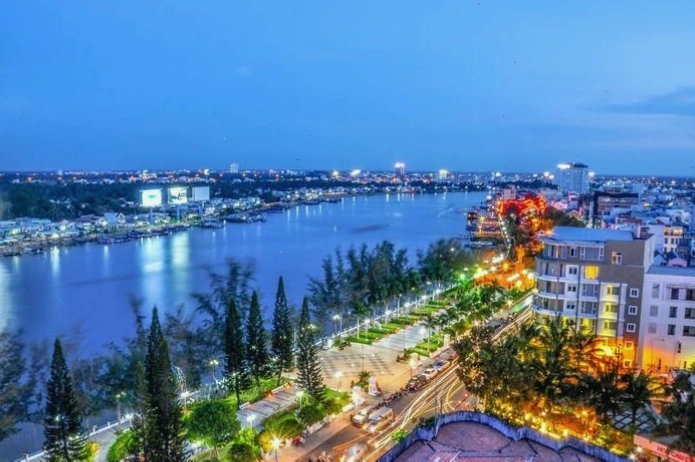 Du khách tham quan Khu Di Tích Vườn Mận