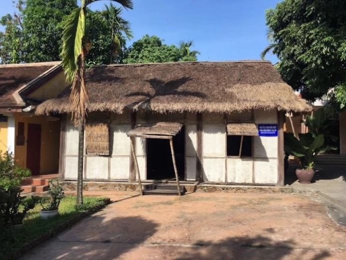 Du khách tham quan một di tích lịch sử quan trọng ở Nghệ An