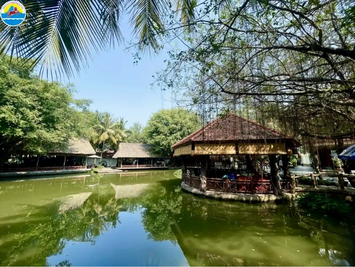 Du khách tham quan một di tích lịch sử tại Bình Dương