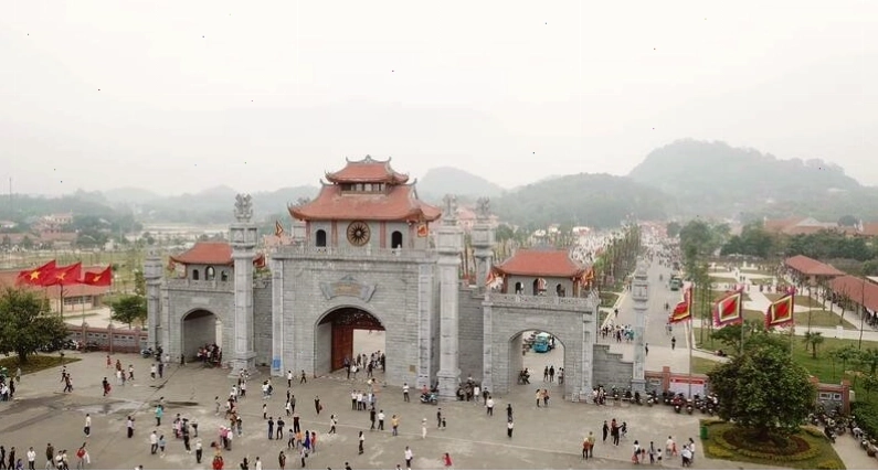 Du khách tham quan một di tích lịch sử tại Việt Nam