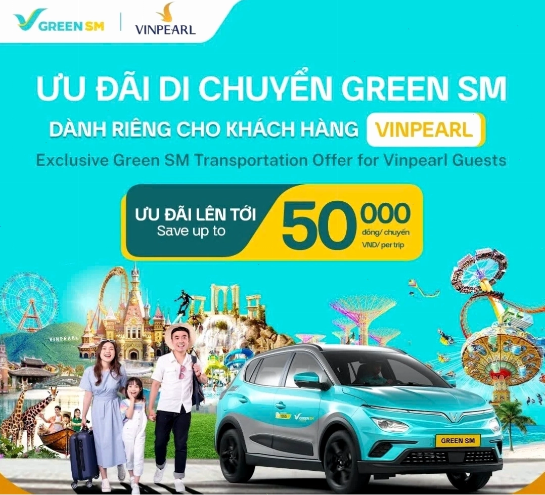 Du khách tham quan Tháp Nhạn