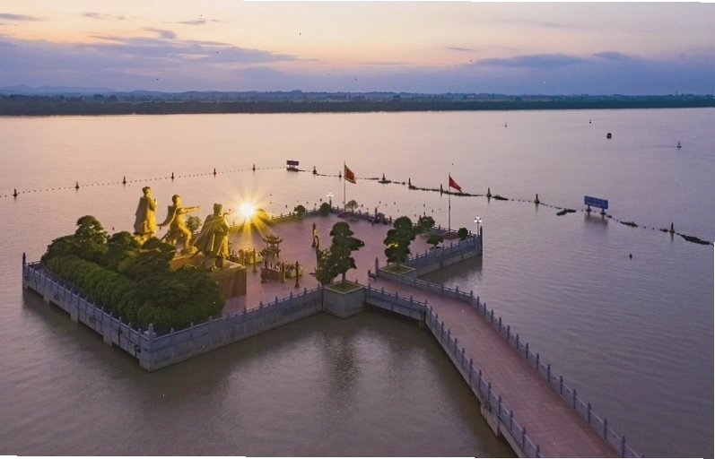 Du khách tham quan và dâng hương tại khu di tích Tràng Kênh