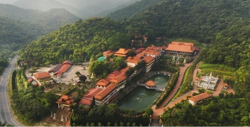 Du khách thành tâm cầu nguyện tại một ngôi chùa trong quần thể Yên Tử