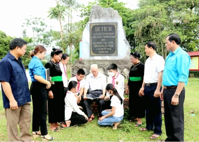 Du khách tìm hiểu lịch sử tại một di tích ở Hà Giang
