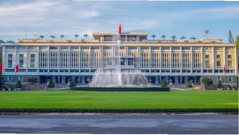 Du khách tìm hiểu thông tin tại bảng giới thiệu di tích