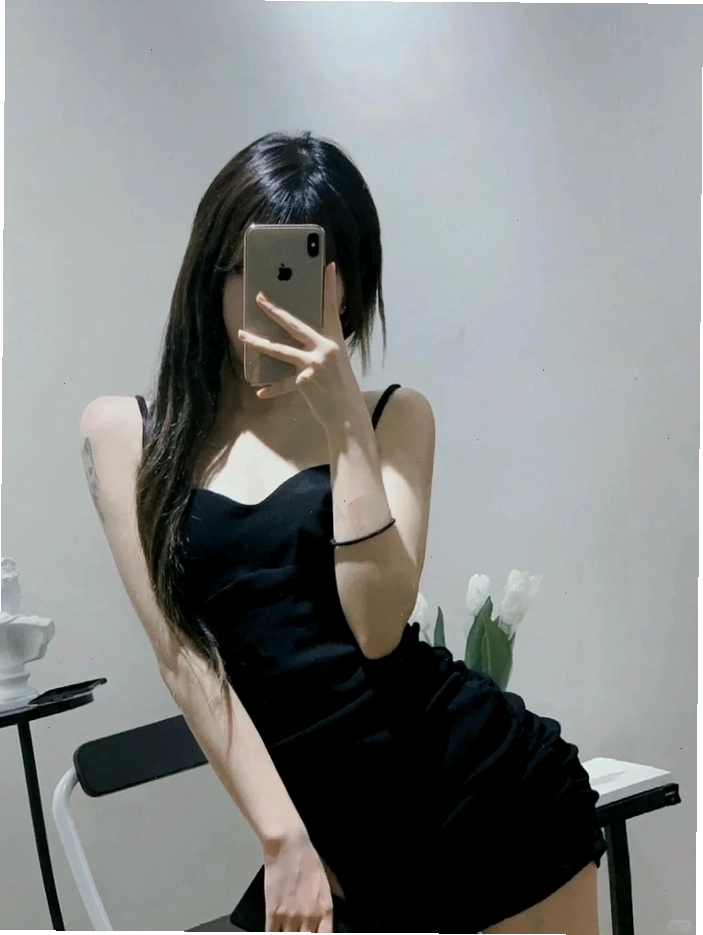 Gái xinh che mặt bằng điện thoại tạo vibe bí ẩn