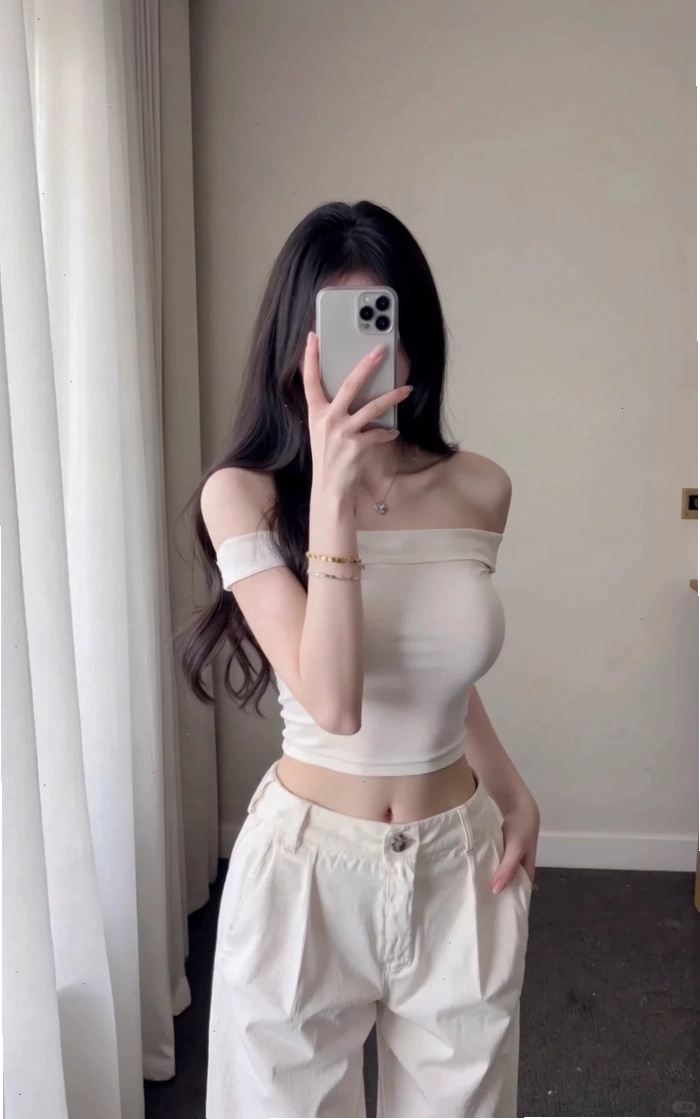 Gái xinh selfie che mặt bằng điện thoại