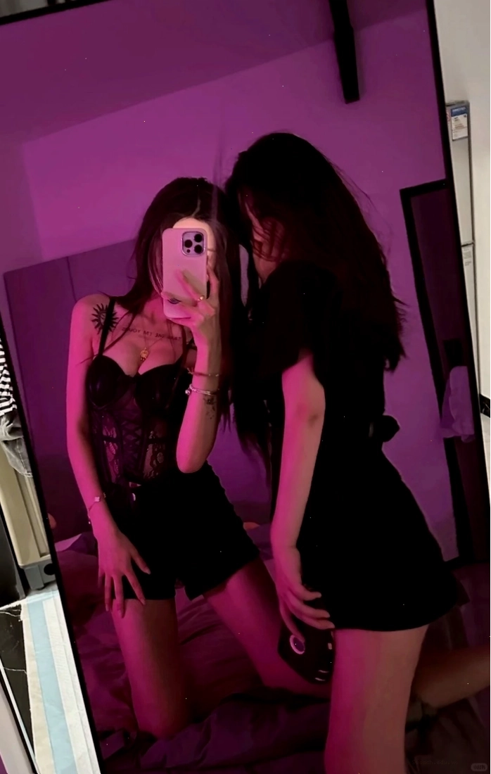 Gái xinh tóc dài cầm điện thoại che mặt