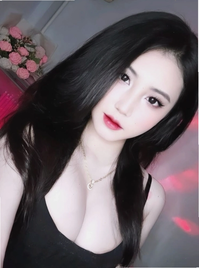 Gái xinh Việt Nam mặc trang phục gợi cảm thu hút mọi ánh nhìn