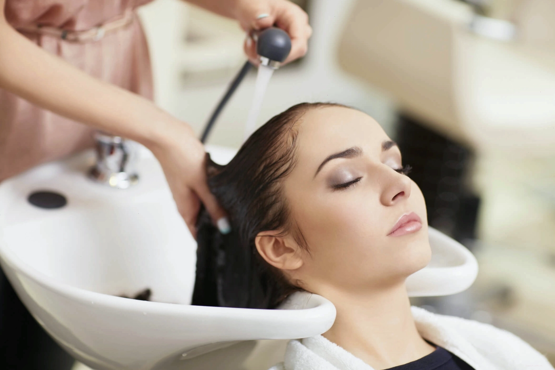 Hấp dầu nóng với máy móc chuyên dụng tại salon