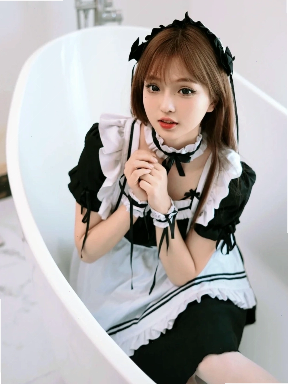 Hầu gái sexy với trang phục cosplay