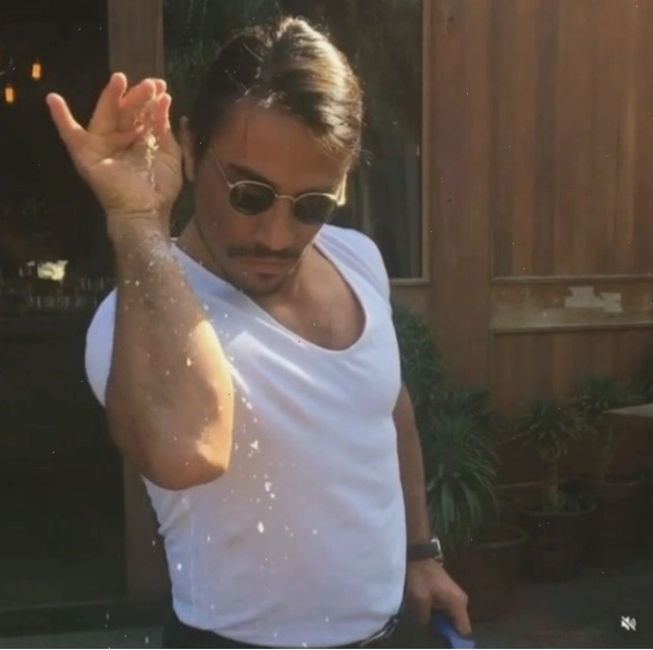 Hình ảnh đầu bếp Salt Bae thực hiện động tác rắc muối đặc trưng