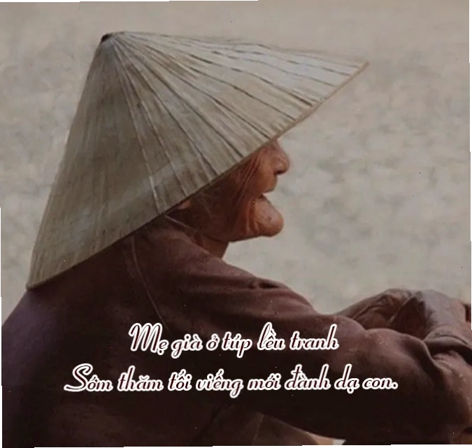 Hình ảnh gia đình quây quần bên ông bà