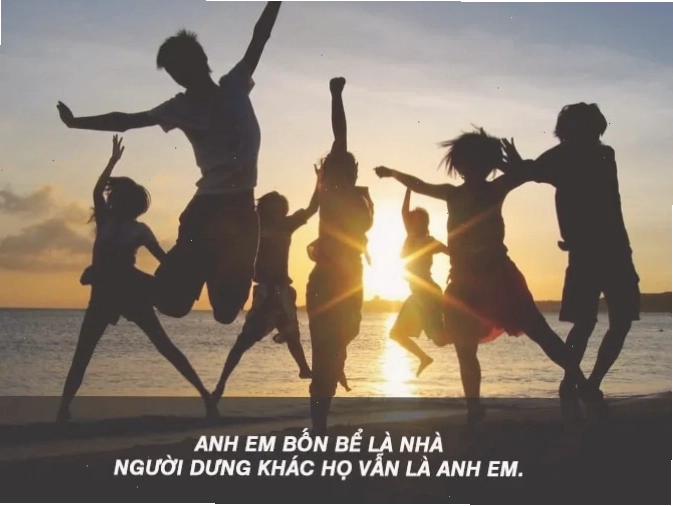 Hình ảnh hai anh em nắm tay nhau thể hiện tình đoàn kết