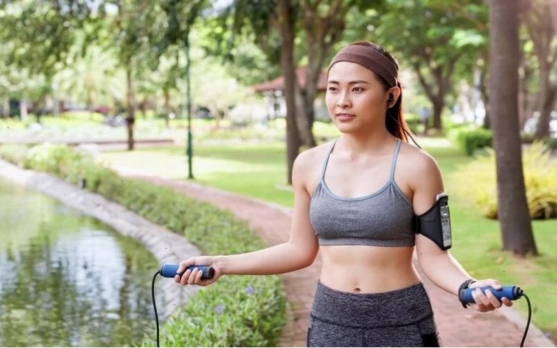 Hình ảnh minh họa các bước thực hiện nhảy dây cơ bản