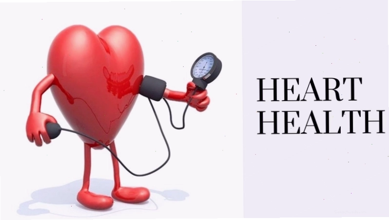 Hình ảnh người phụ nữ đang tập đi bộ tại chỗ với trang phục thể thao