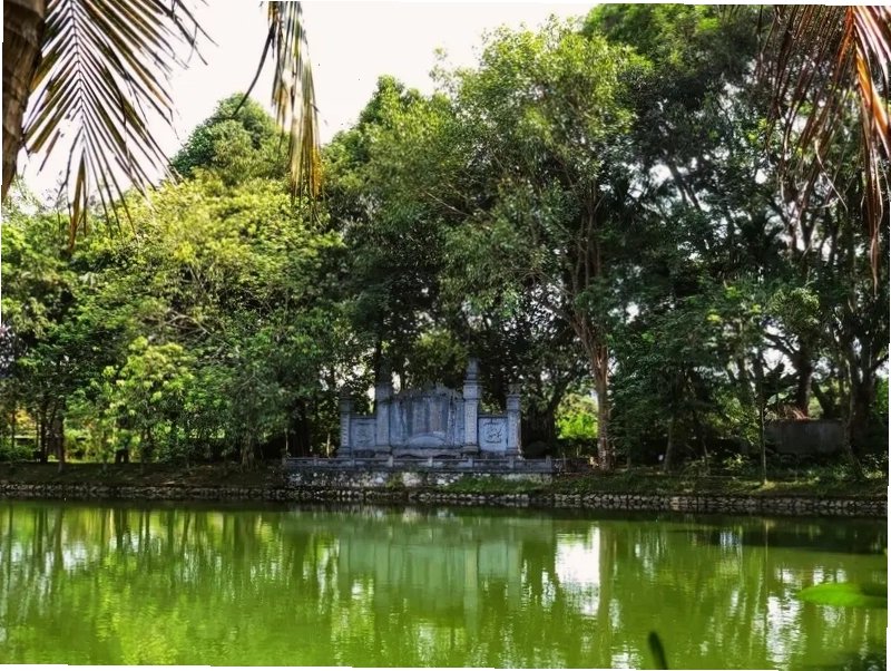 Hồ bán nguyệt trước lối vào điểm thờ vua Lê Lợi tại Lam Kinh