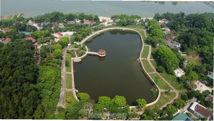 Hồ nước trong xanh tại Khu di tích Trần Phú