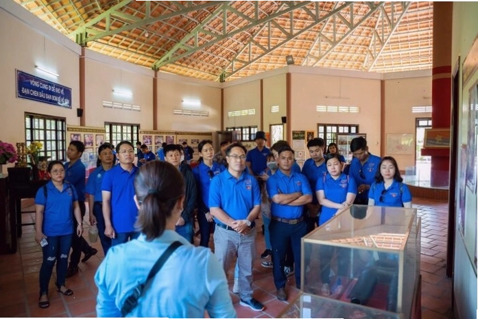 Hoa được dâng tại Khu Di Tích Vườn Mận