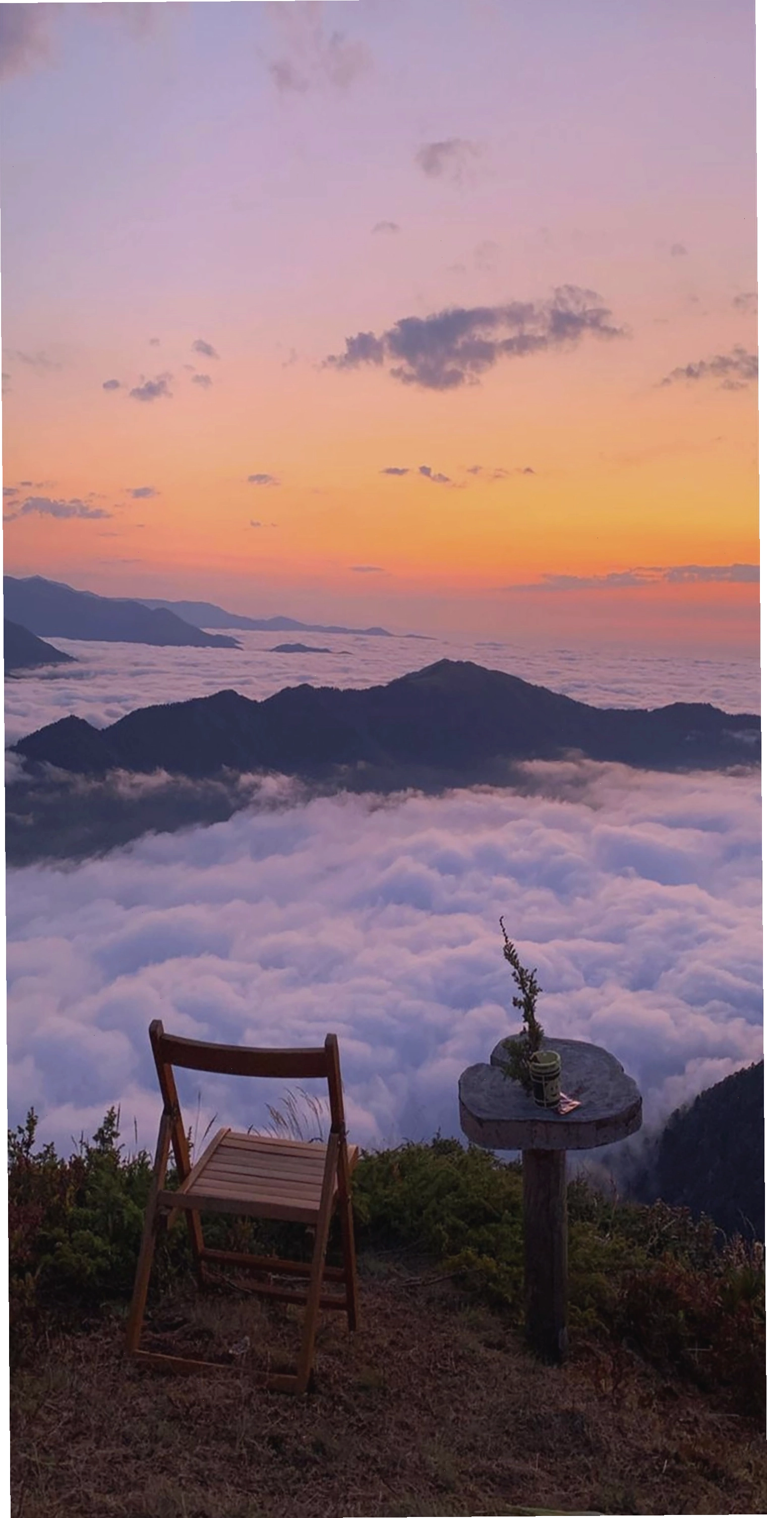 Hoàng hôn buông xuống trên những ngọn đồi