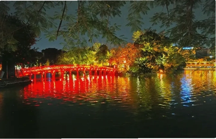 Hoạt động về đêm tại Hà Nội, một thành phố có nhiều di tích lịch sử