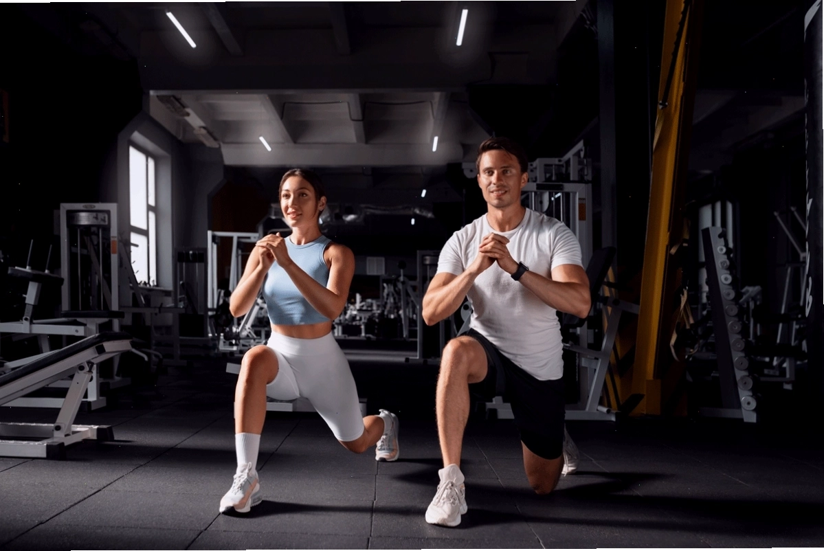 Huấn luyện viên cá nhân hướng dẫn bài tập gym chuẩn xác