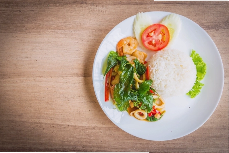 Kết hợp cơm với rau xanh và đạm