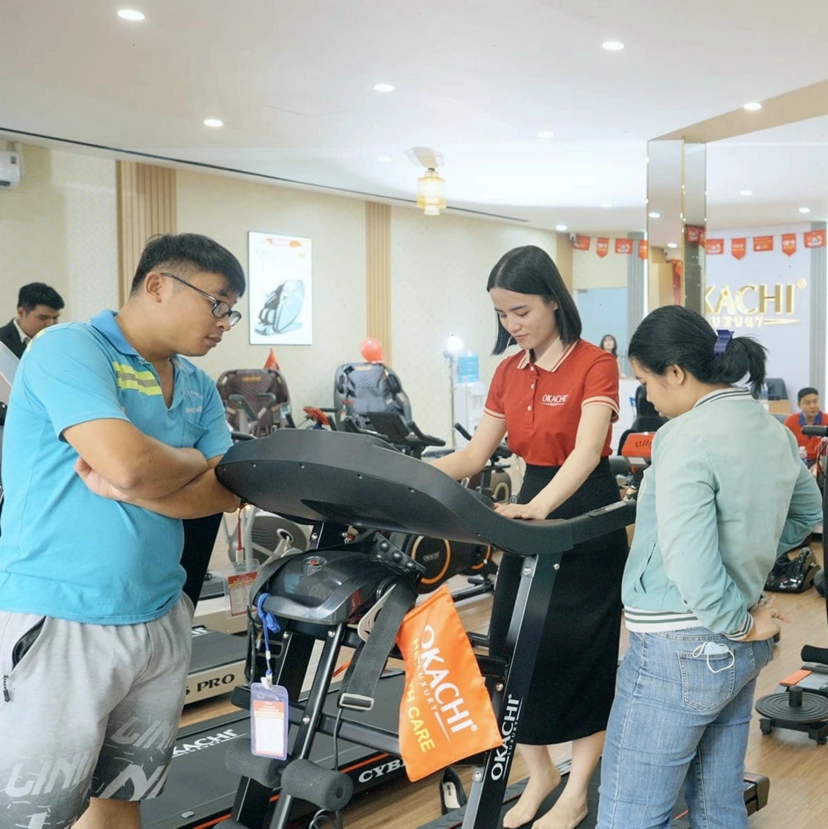 Khách hàng trải nghiệm thực tế máy chạy bộ tại showroom Okachi