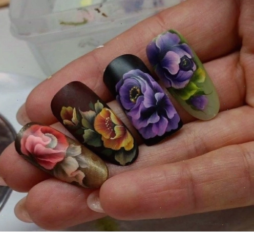 Khóa học nail cơ bản và cao cấp với nhiều kỹ thuật vẽ và đính đá