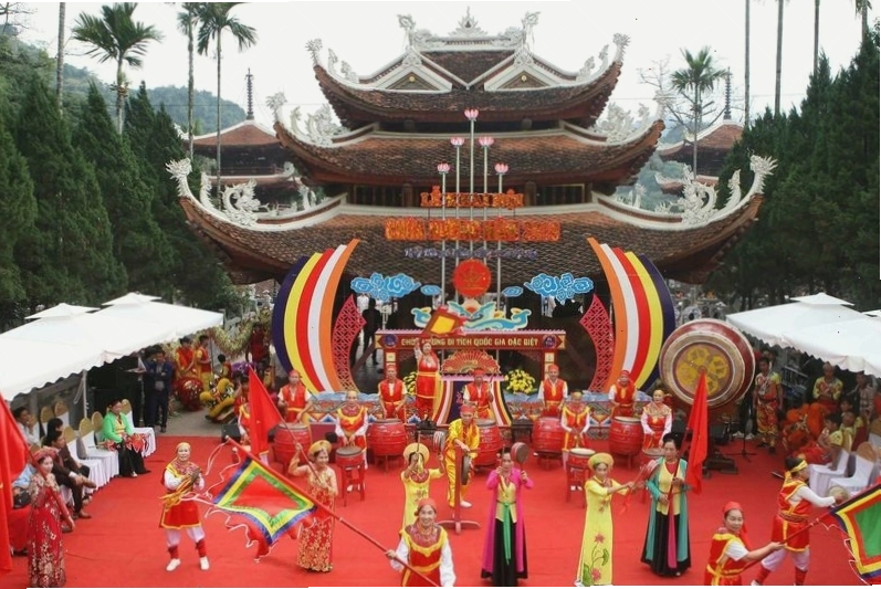 Không khí nhộn nhịp tại Lễ hội Chùa Hương