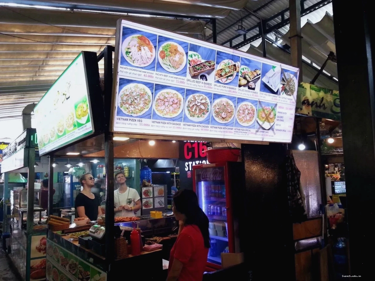 Khu ẩm thực nhộn nhịp bên trong Chợ Bến Thành với nhiều món ăn đặc sản