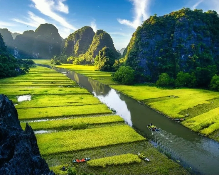 Khung cảnh hùng vĩ của Tam Cốc Bích Động tại Tràng An.