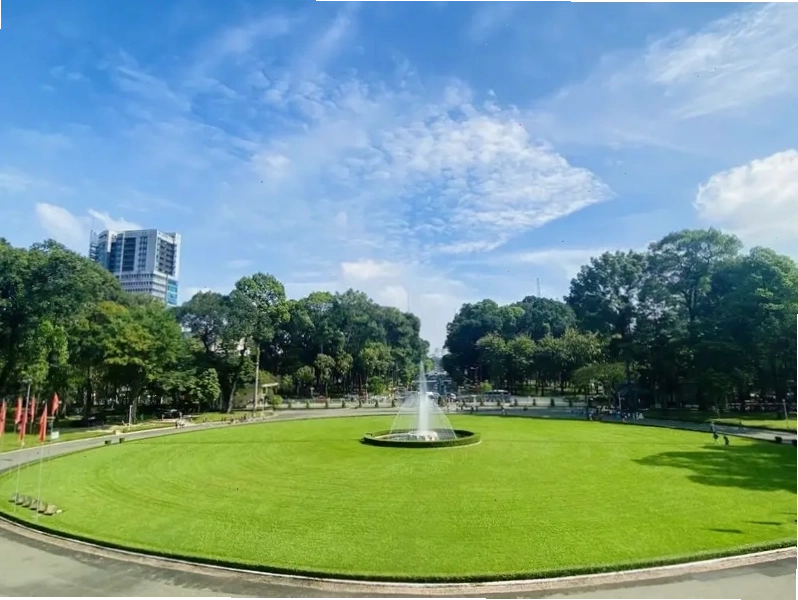 Khuôn viên xanh mát bao quanh Dinh Độc Lập