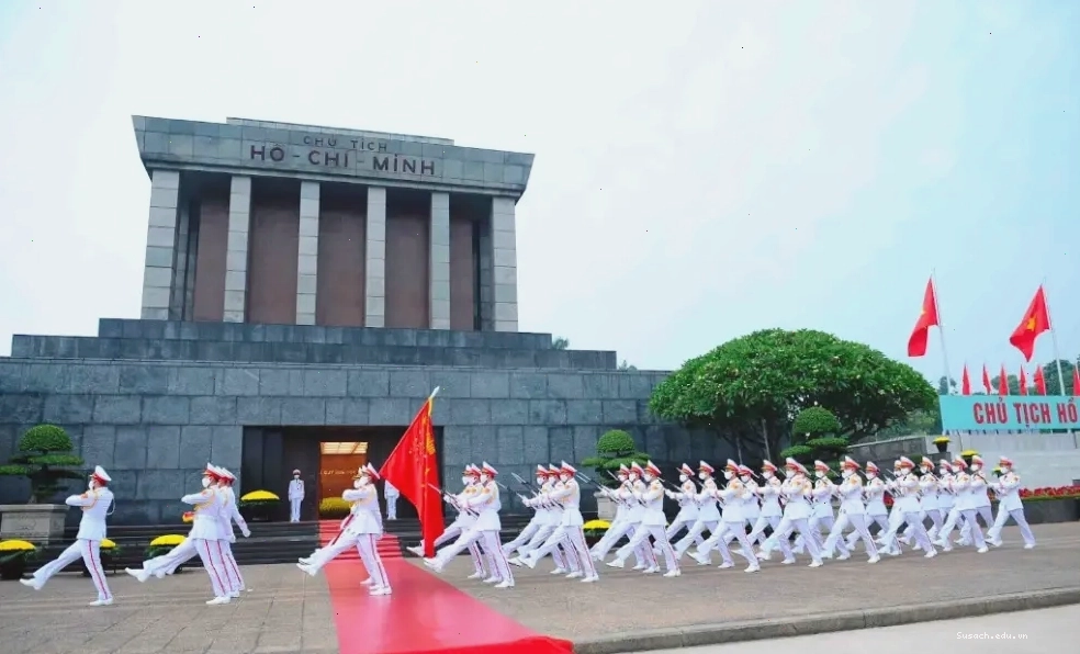 Lăng Chủ tịch Hồ Chí Minh gần Khu di tích