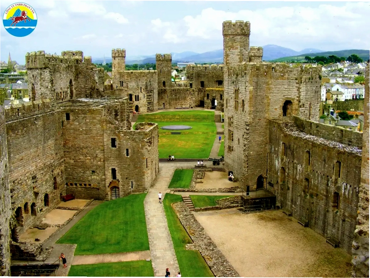 Lâu đài Caernarfon hùng vĩ và cổ kính